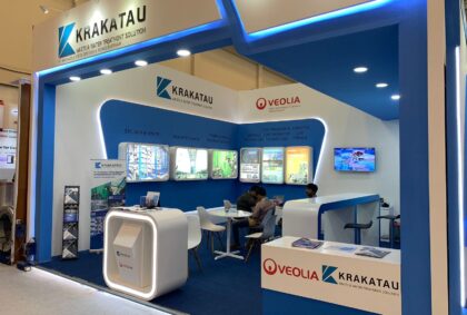Booth Pameran Krakatau Indowater yang menarik dan minimalis.