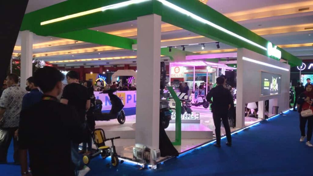 membuat booth pameran