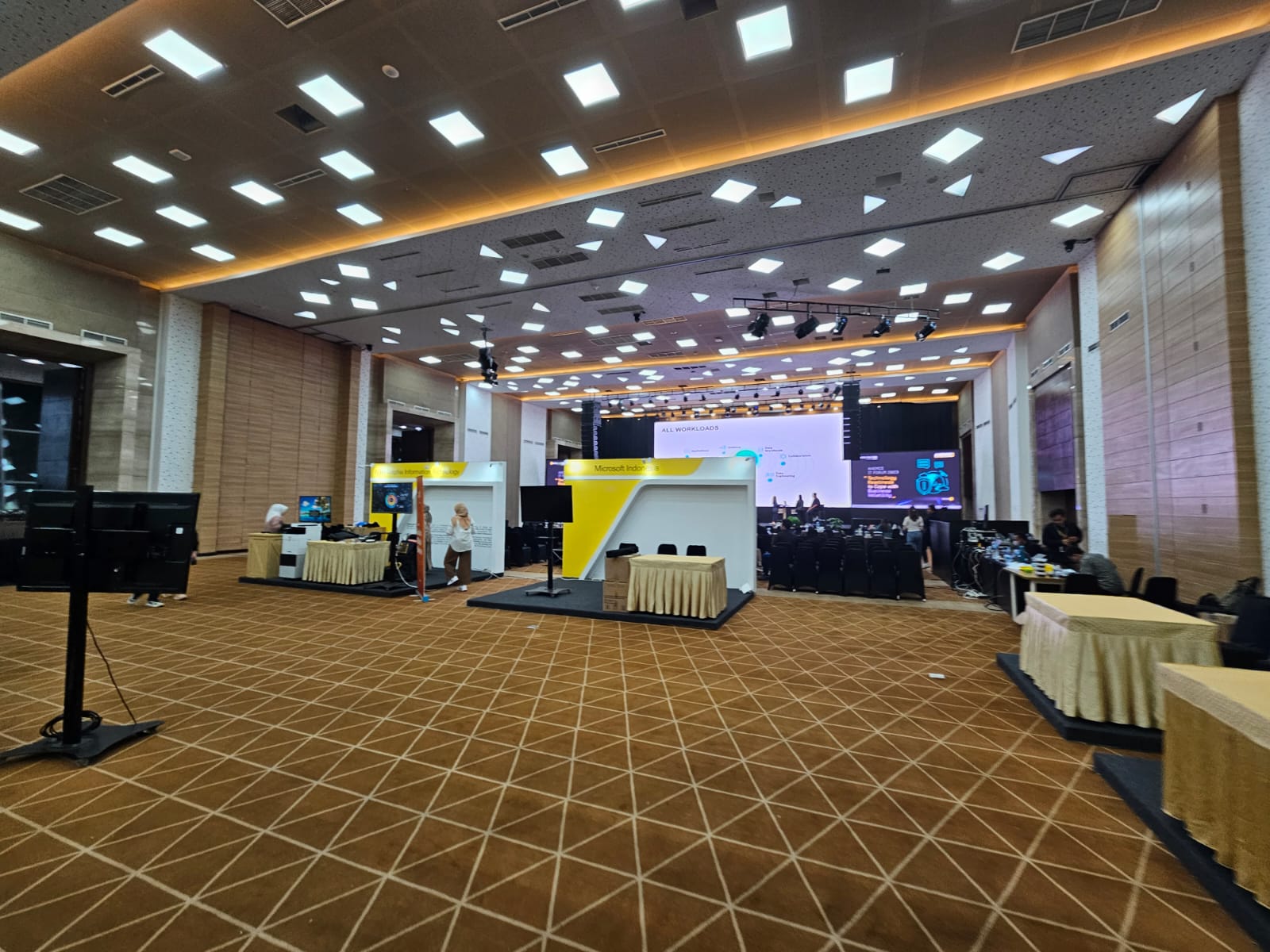 persiapan teknis untuk pameran luar negeri